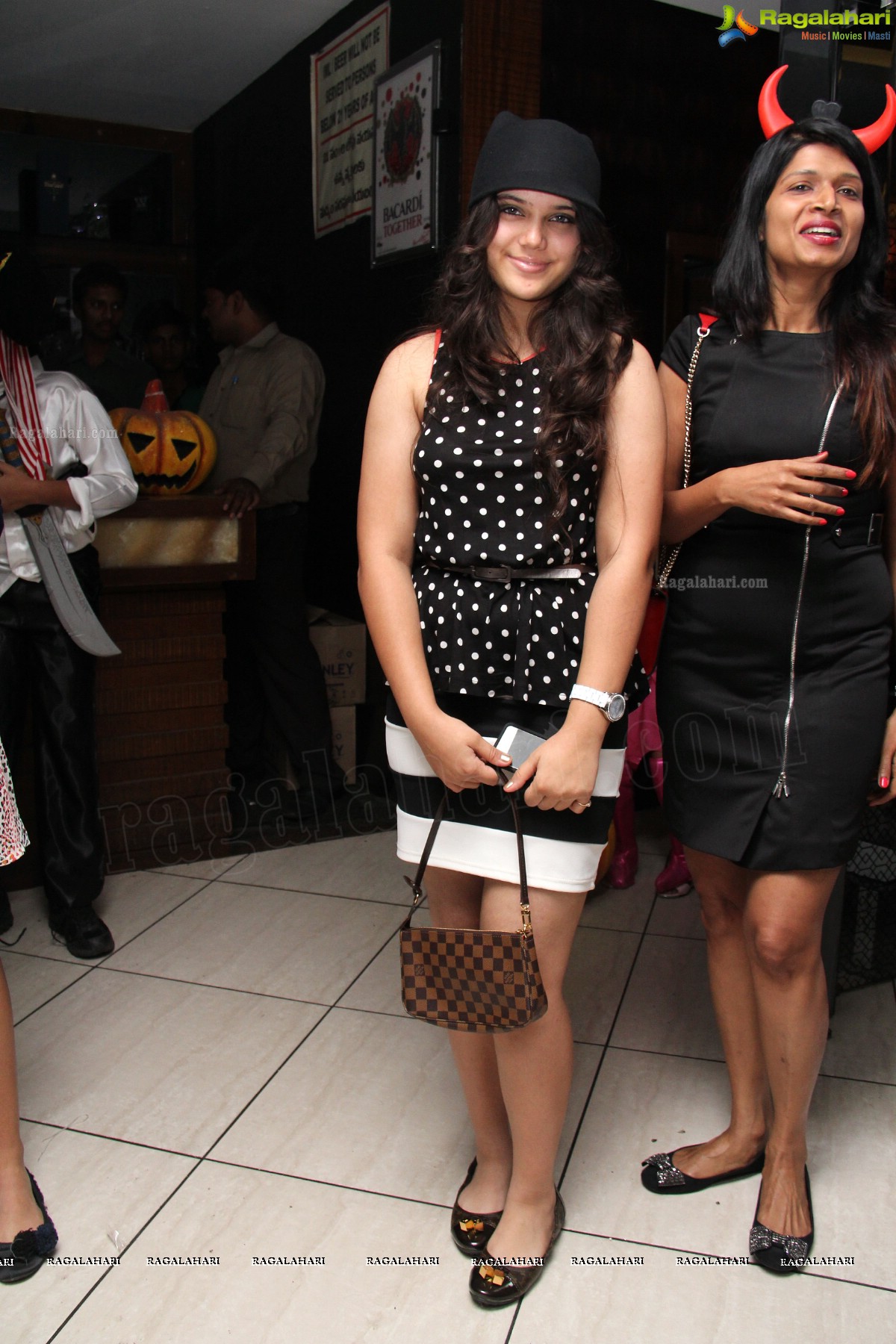 Club Se La Vie's Halloween Bash 2013 at F Cafe & Lounge, Hyderabad