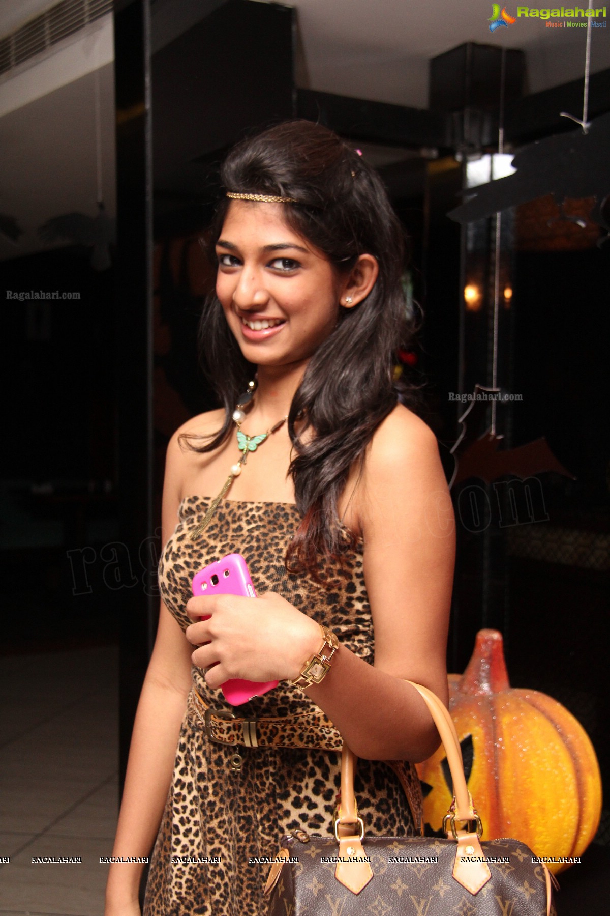 Club Se La Vie's Halloween Bash 2013 at F Cafe & Lounge, Hyderabad