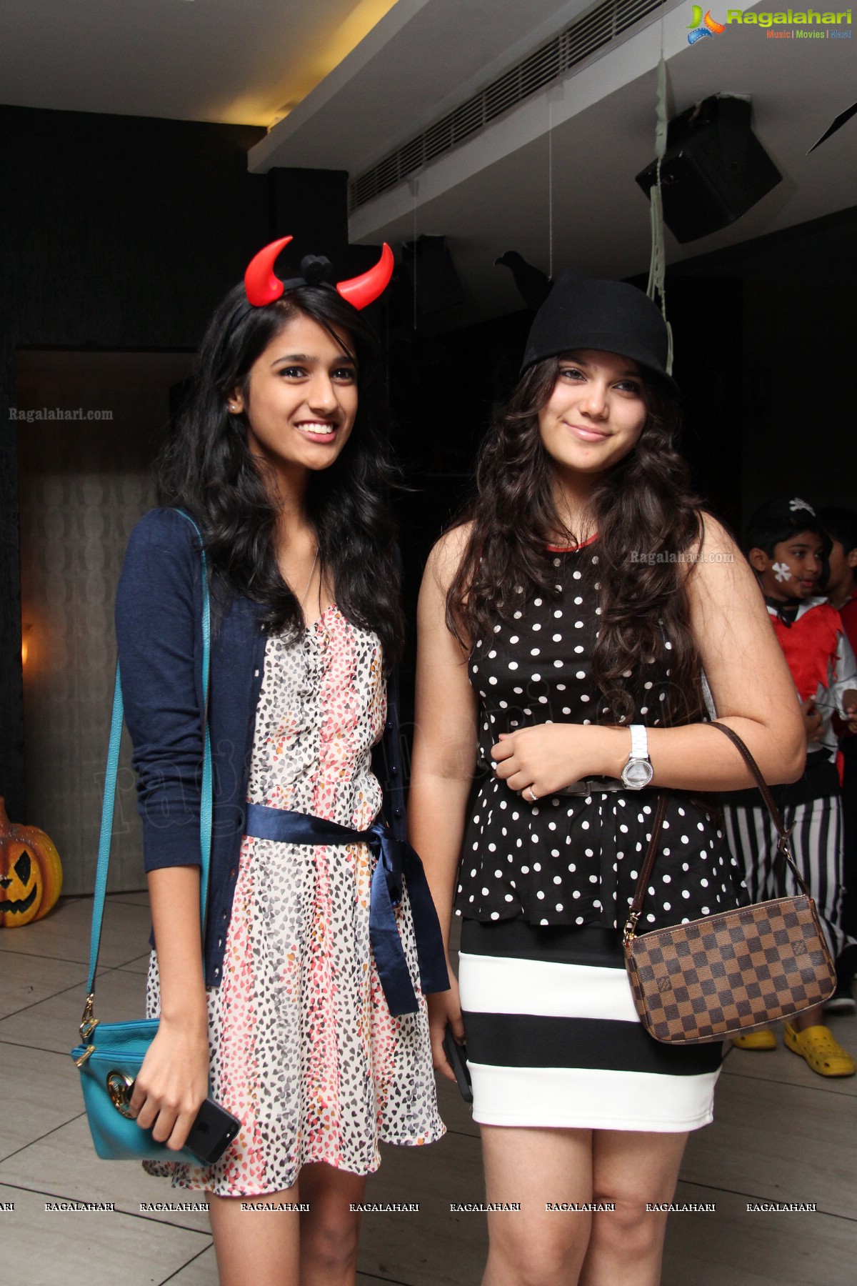 Club Se La Vie's Halloween Bash 2013 at F Cafe & Lounge, Hyderabad