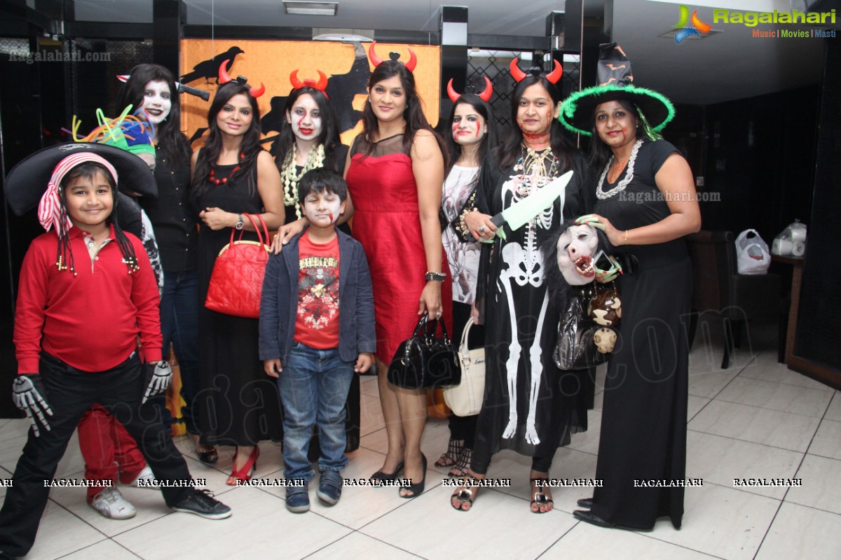 Club Se La Vie's Halloween Bash 2013 at F Cafe & Lounge, Hyderabad