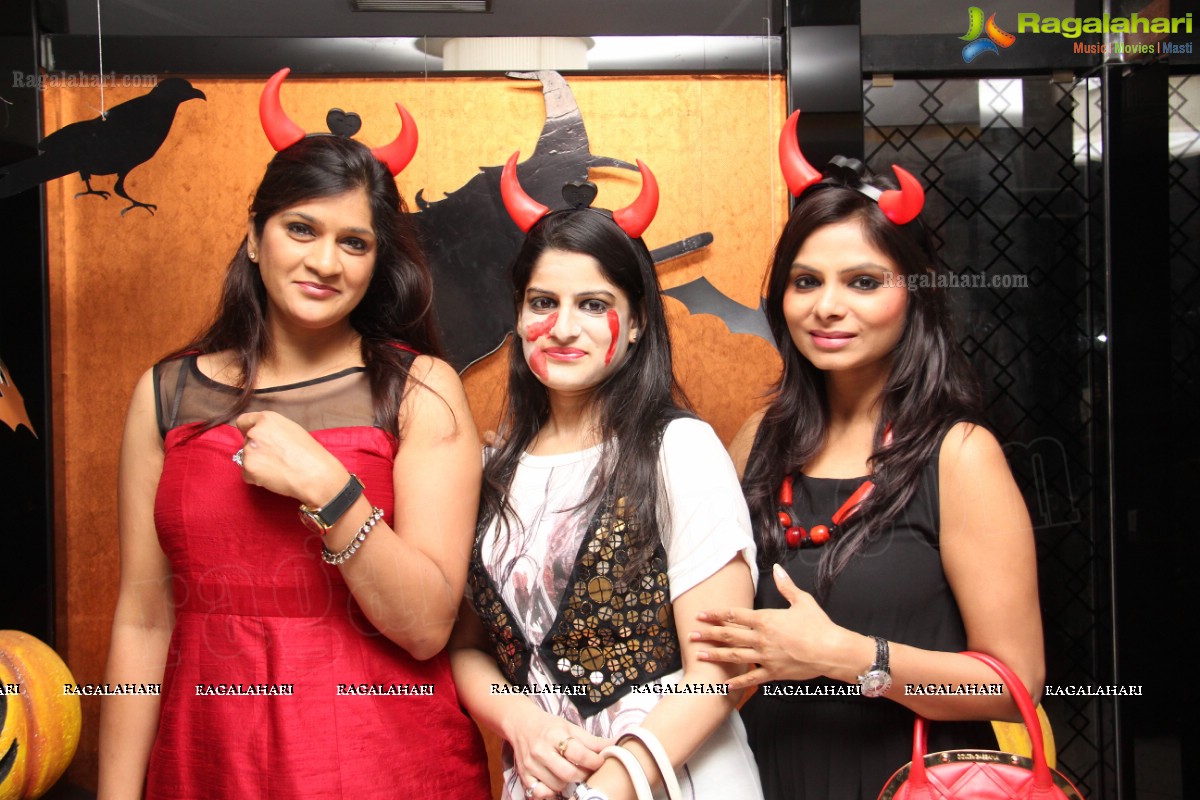 Club Se La Vie's Halloween Bash 2013 at F Cafe & Lounge, Hyderabad