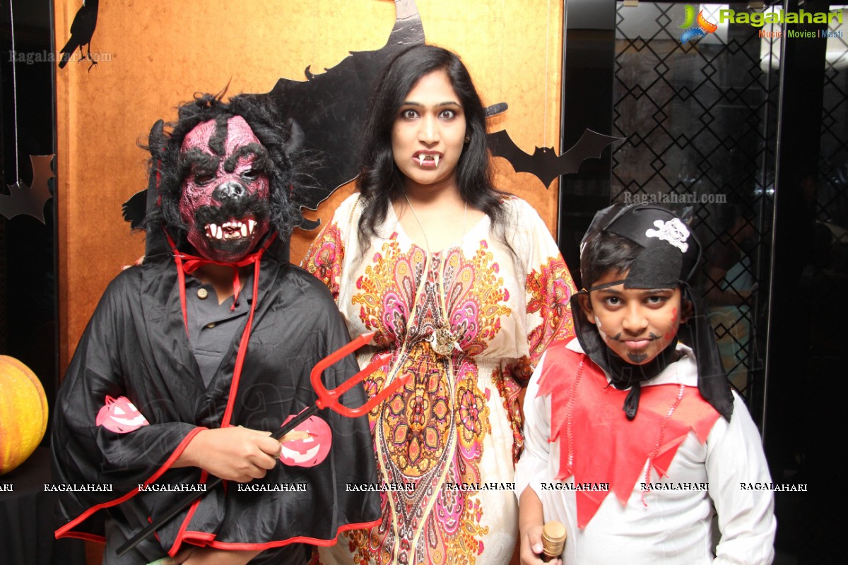 Club Se La Vie's Halloween Bash 2013 at F Cafe & Lounge, Hyderabad