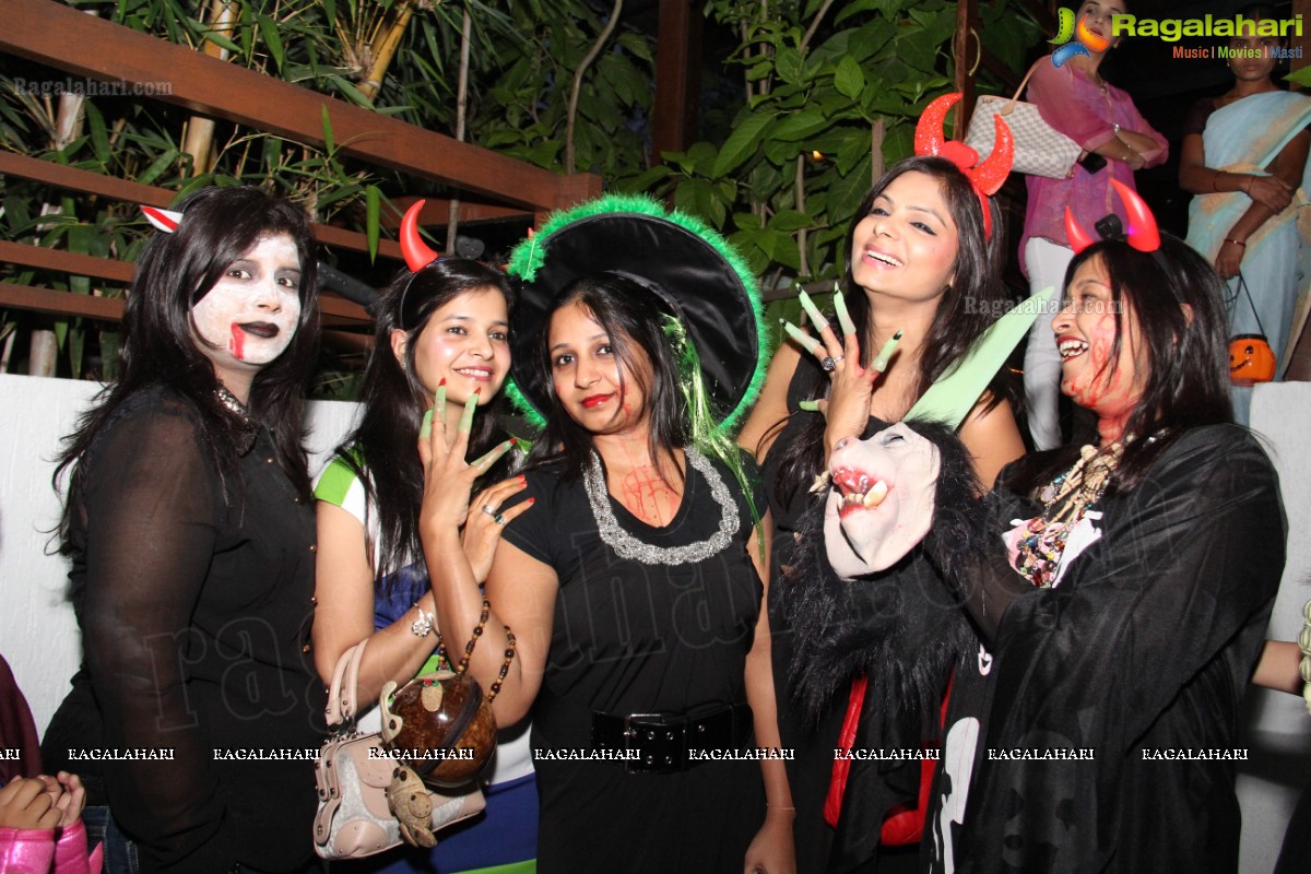 Club Se La Vie's Halloween Bash 2013 at F Cafe & Lounge, Hyderabad