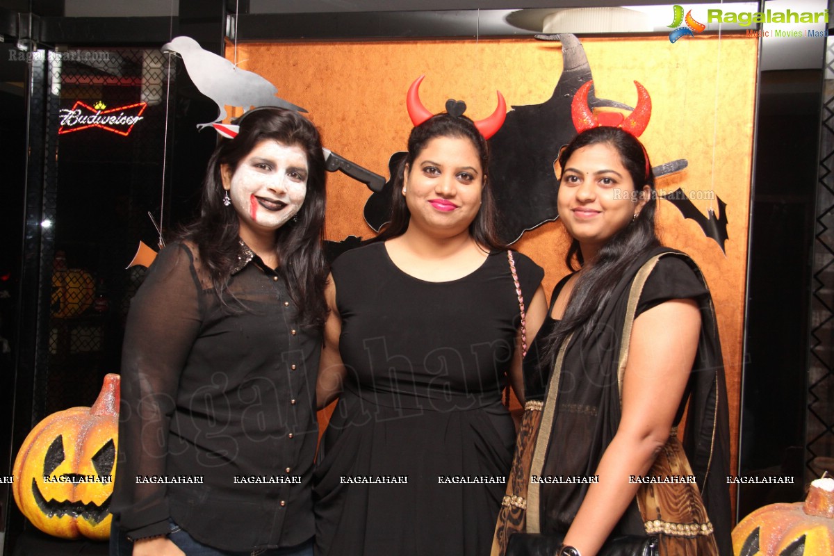 Club Se La Vie's Halloween Bash 2013 at F Cafe & Lounge, Hyderabad