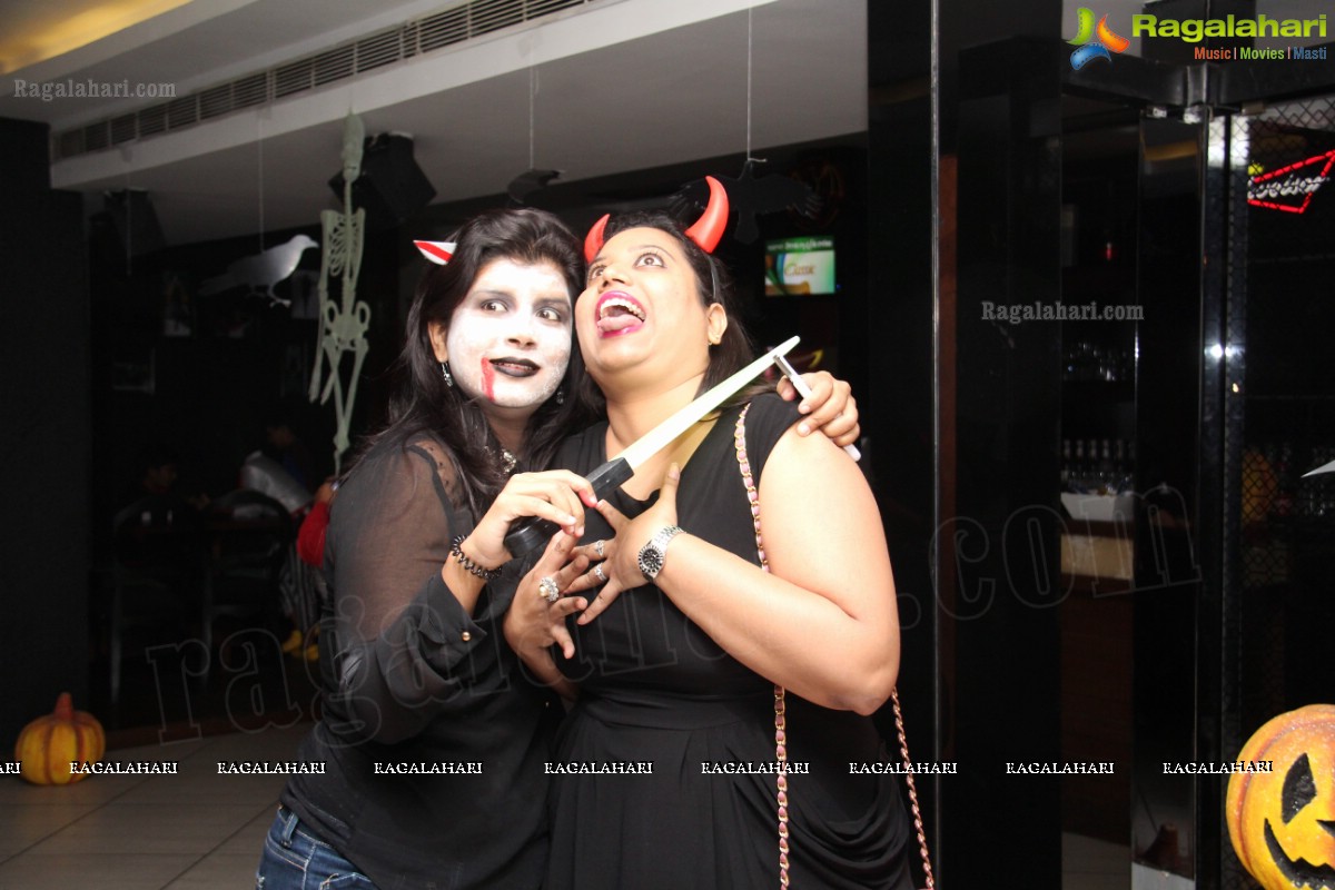 Club Se La Vie's Halloween Bash 2013 at F Cafe & Lounge, Hyderabad