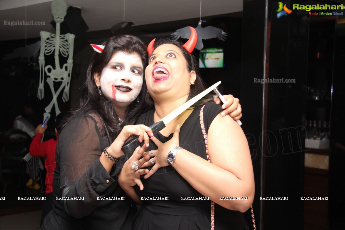 Club Se La Vie's Halloween Bash 2013 at F Cafe & Lounge, Hyderabad