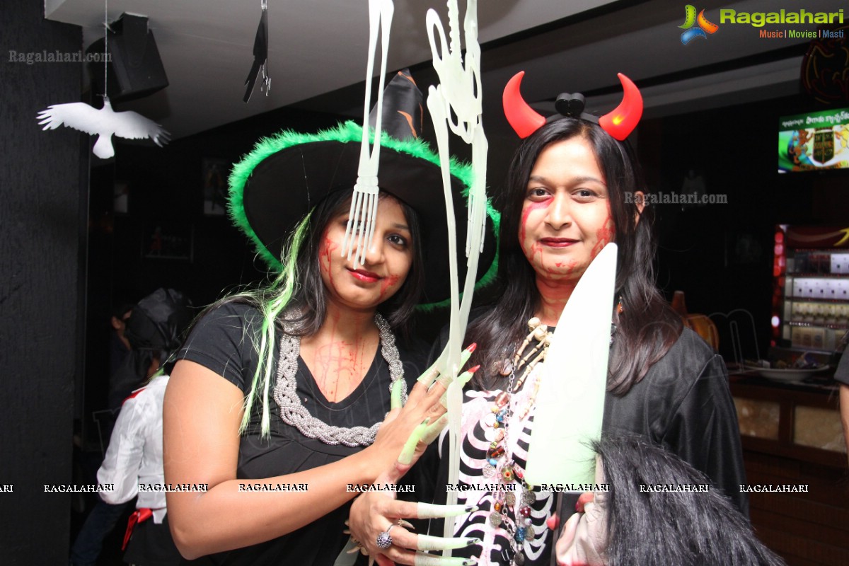 Club Se La Vie's Halloween Bash 2013 at F Cafe & Lounge, Hyderabad