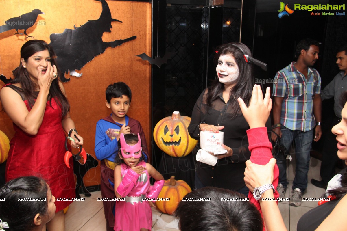 Club Se La Vie's Halloween Bash 2013 at F Cafe & Lounge, Hyderabad