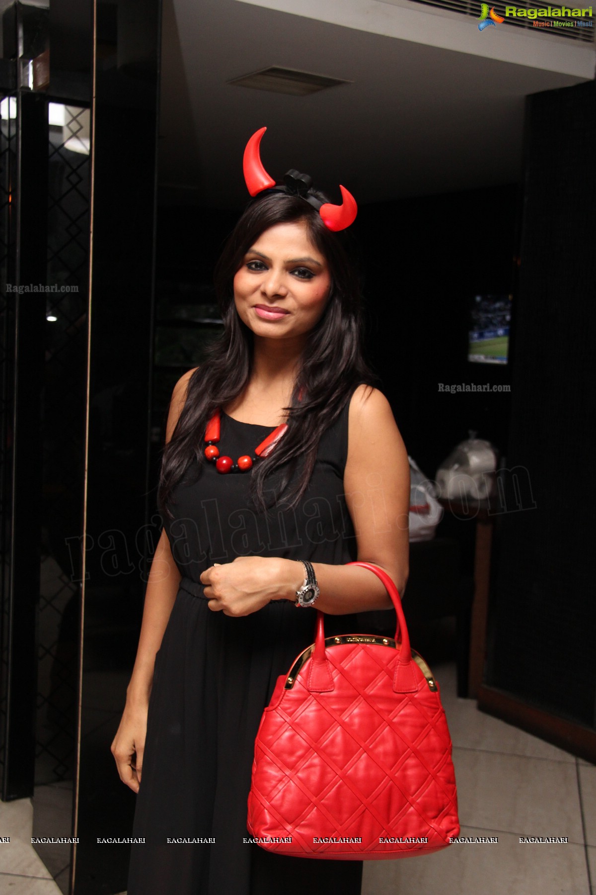 Club Se La Vie's Halloween Bash 2013 at F Cafe & Lounge, Hyderabad