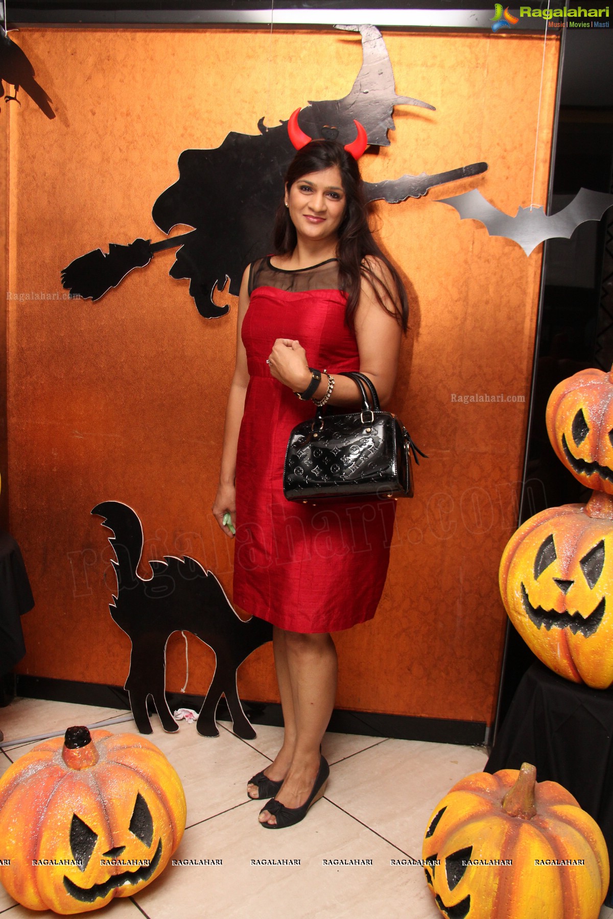 Club Se La Vie's Halloween Bash 2013 at F Cafe & Lounge, Hyderabad