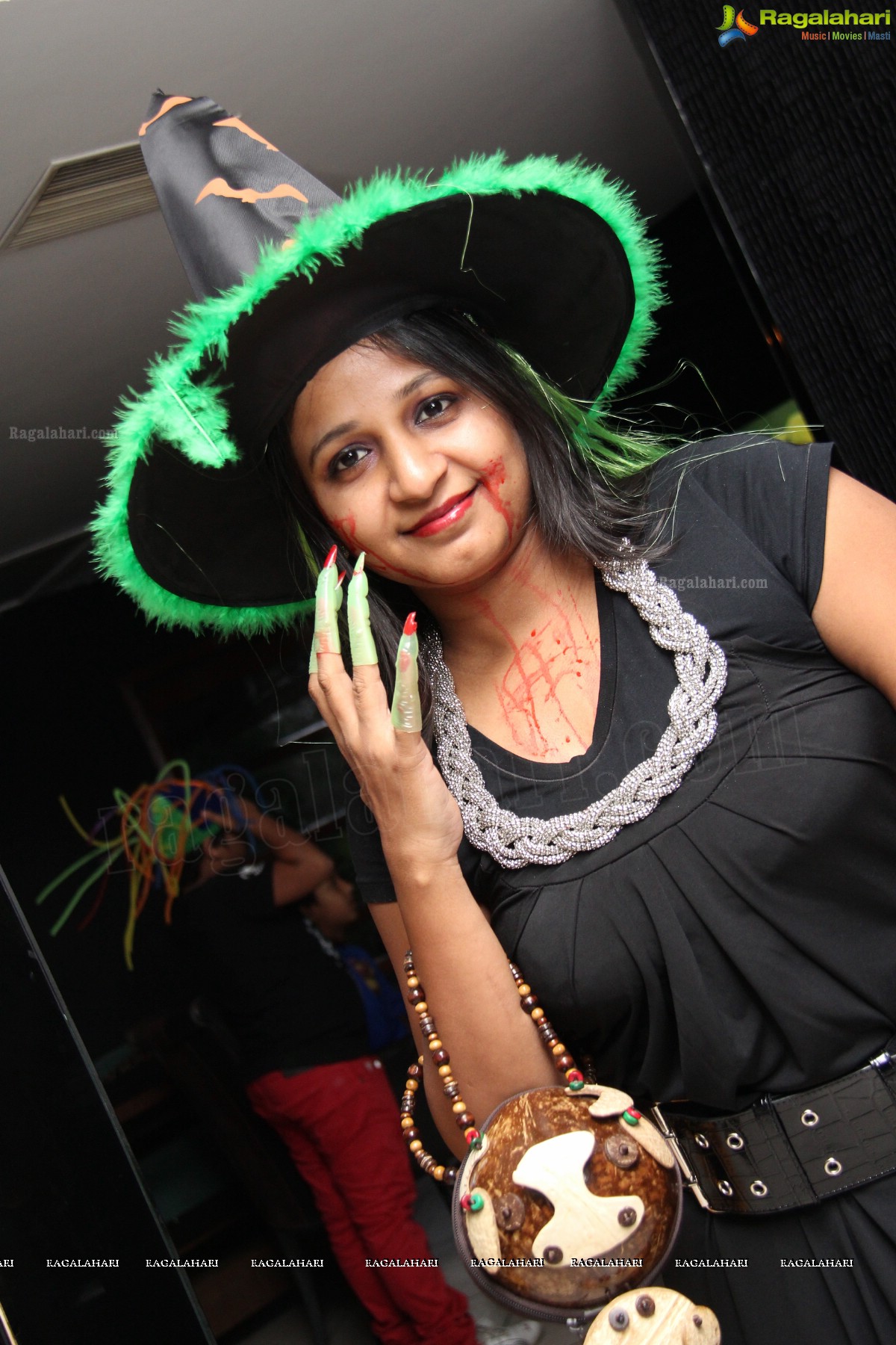 Club Se La Vie's Halloween Bash 2013 at F Cafe & Lounge, Hyderabad