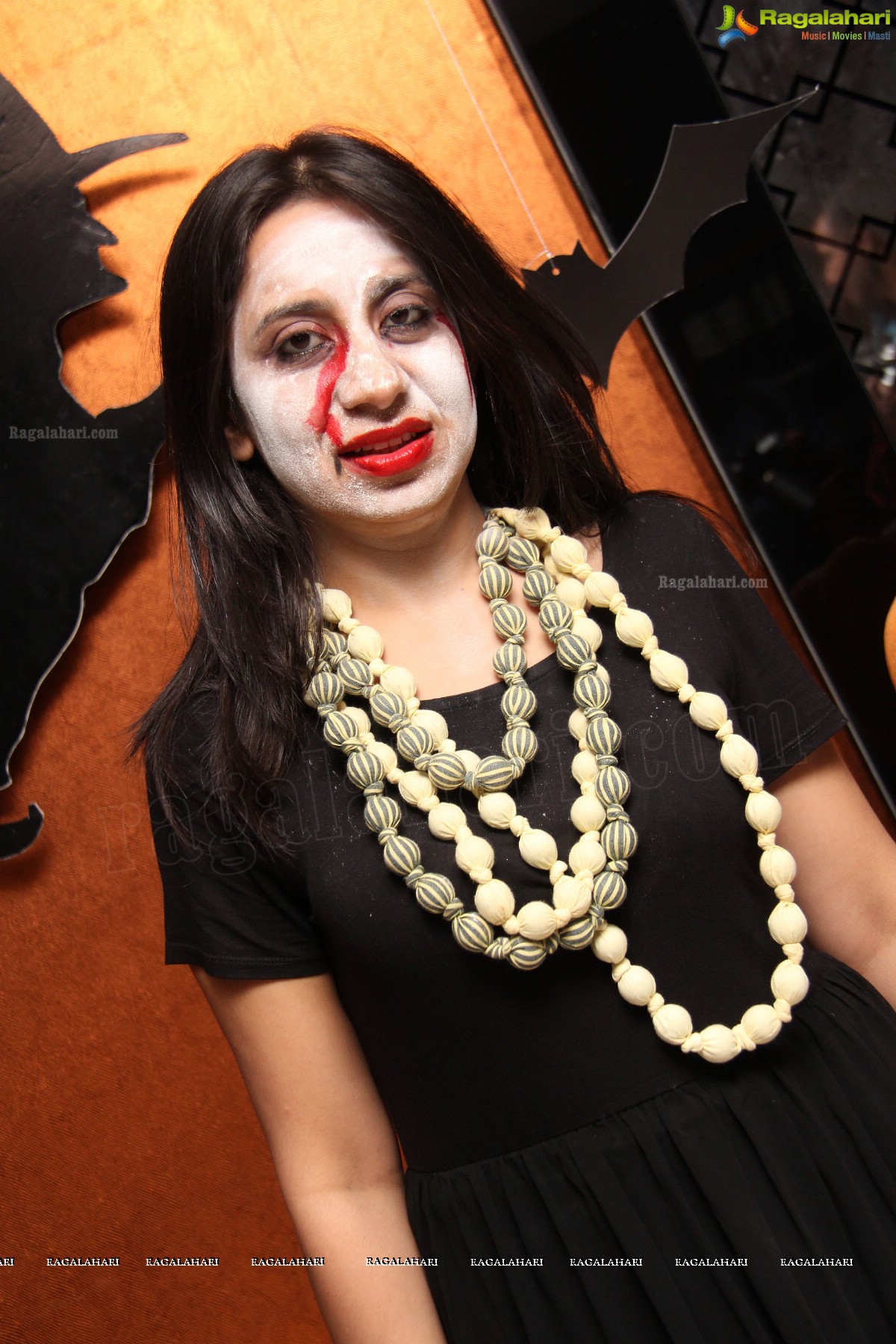 Club Se La Vie's Halloween Bash 2013 at F Cafe & Lounge, Hyderabad