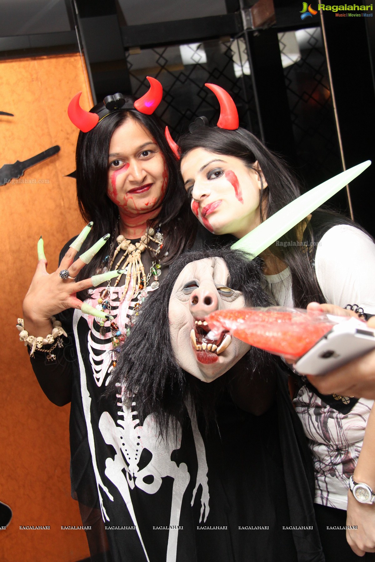 Club Se La Vie's Halloween Bash 2013 at F Cafe & Lounge, Hyderabad