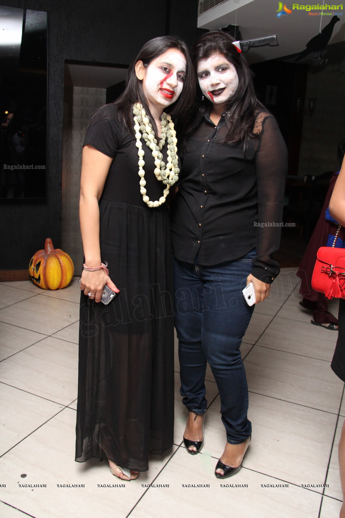 Club Se La Vie's Halloween Bash 2013 at F Cafe & Lounge, Hyderabad