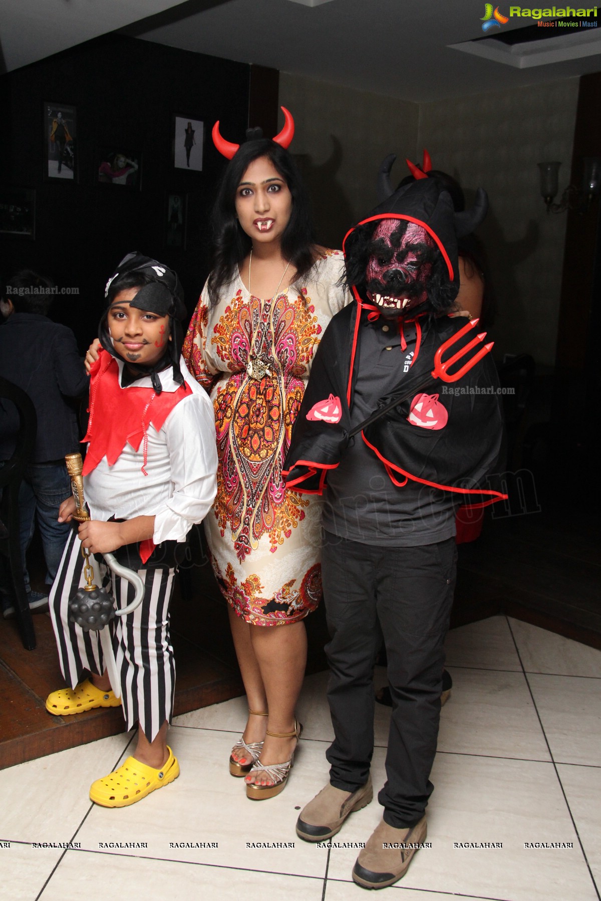 Club Se La Vie's Halloween Bash 2013 at F Cafe & Lounge, Hyderabad