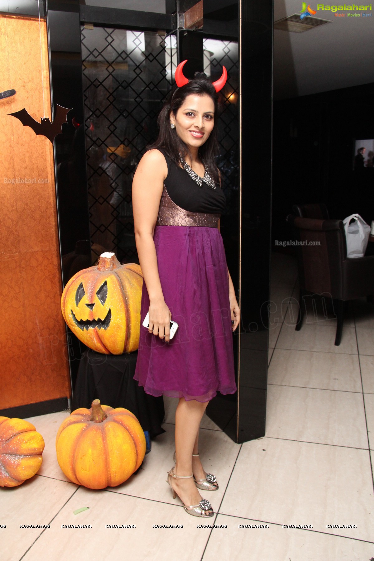 Club Se La Vie's Halloween Bash 2013 at F Cafe & Lounge, Hyderabad