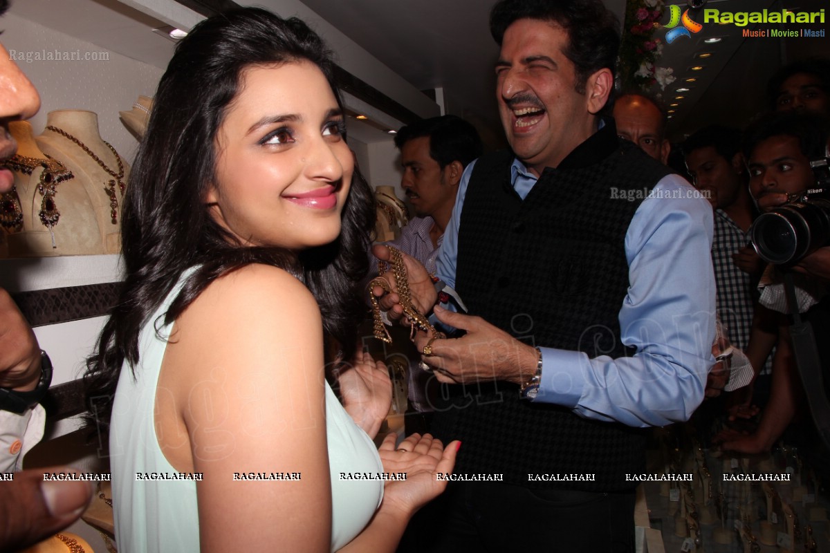 Parineeti Chopra inaugurates Meena Jewellers 6th Jewellery Showroom, Hyderabad