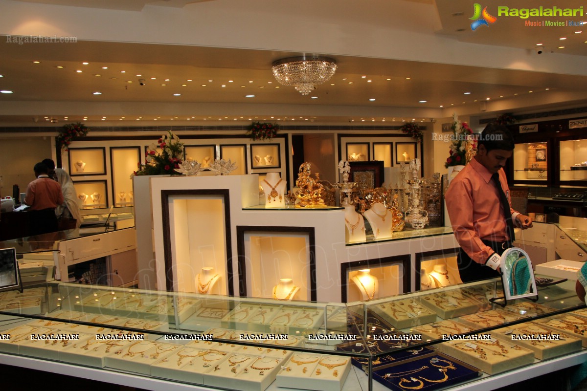 Parineeti Chopra inaugurates Meena Jewellers 6th Jewellery Showroom, Hyderabad