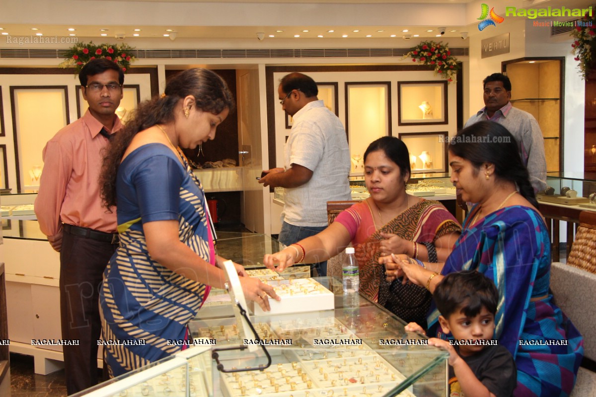 Parineeti Chopra inaugurates Meena Jewellers 6th Jewellery Showroom, Hyderabad