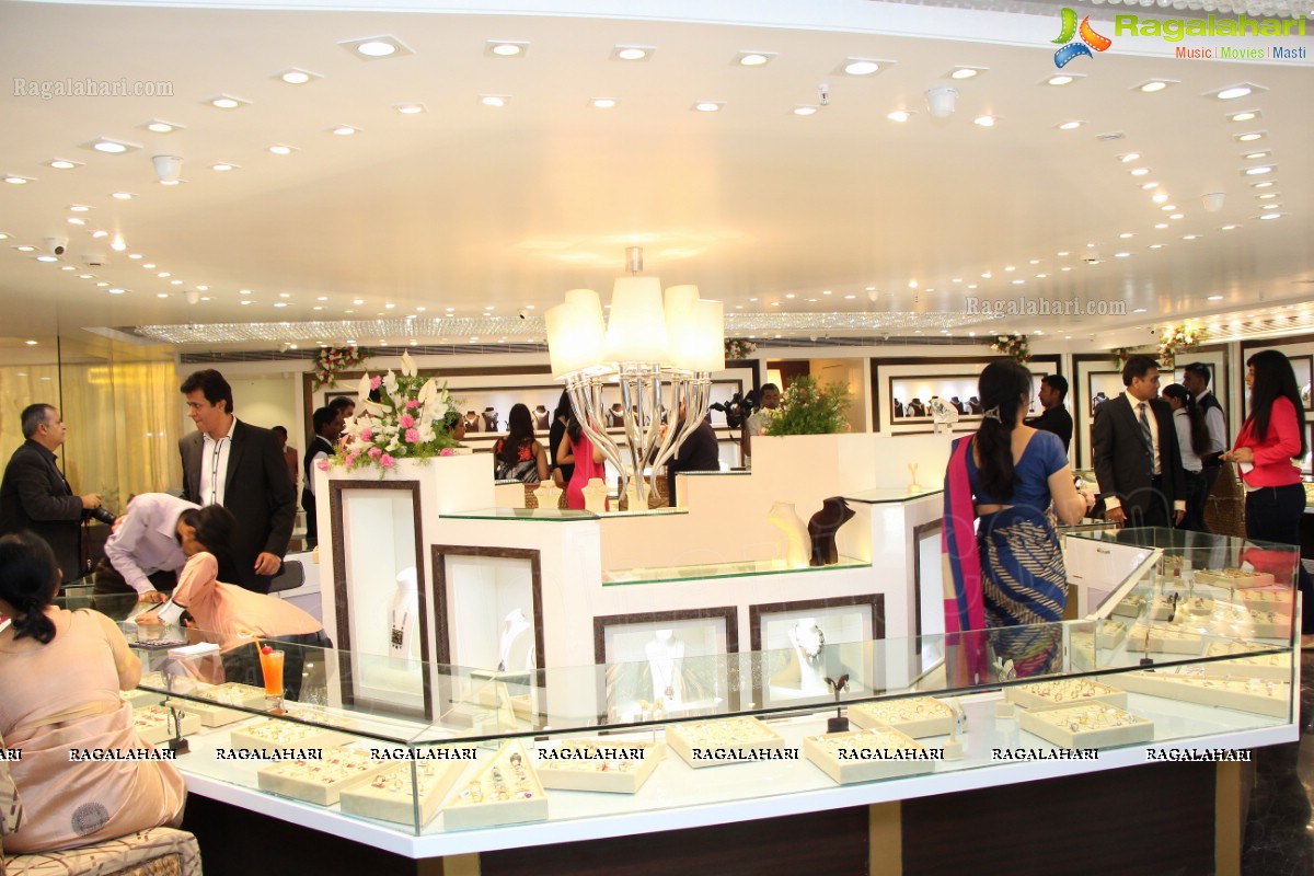 Parineeti Chopra inaugurates Meena Jewellers 6th Jewellery Showroom, Hyderabad