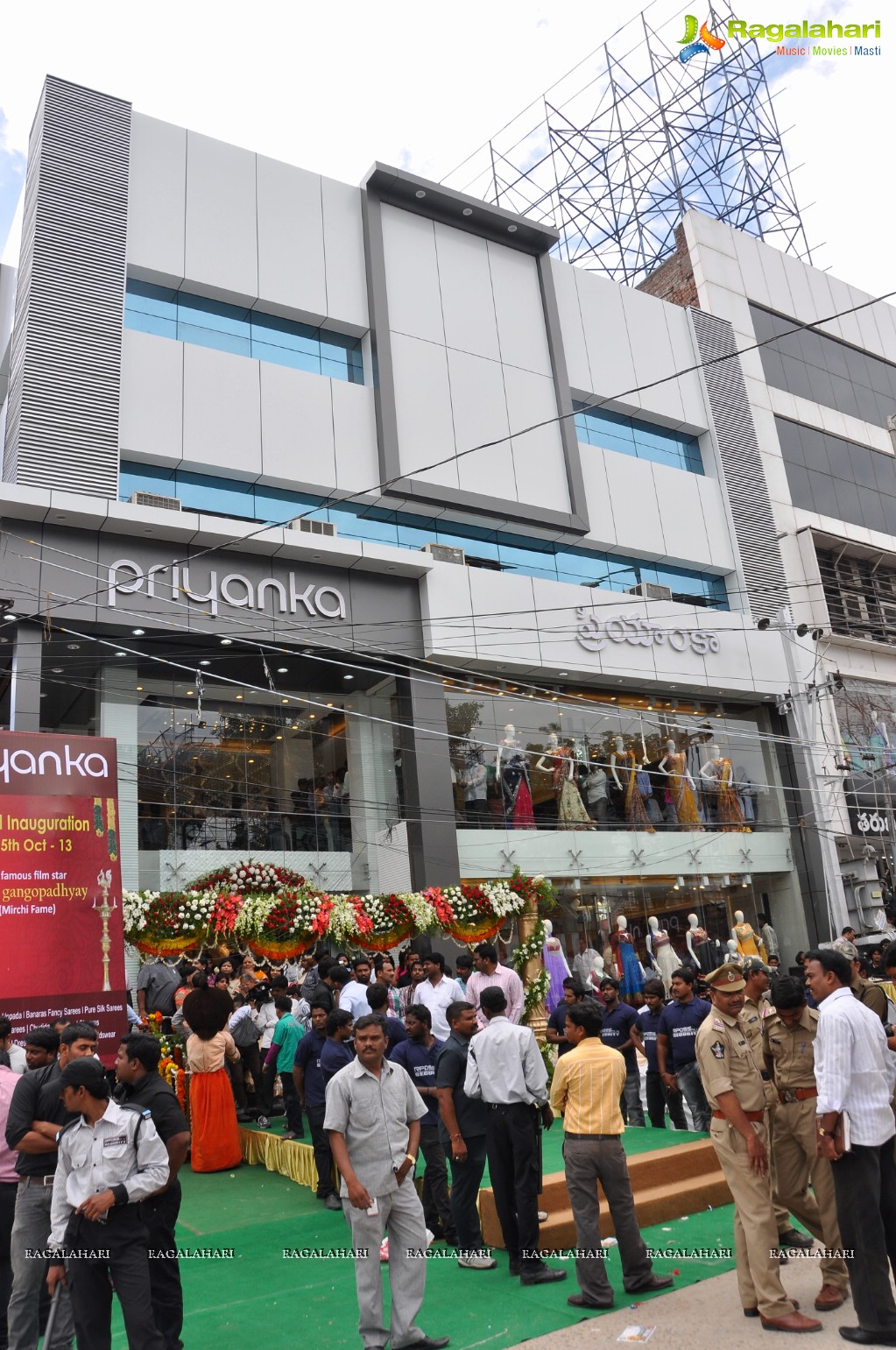 Richa Gangopadhyay inaugurates Priyanka Showroom at Kukatpally, Hyderabad
