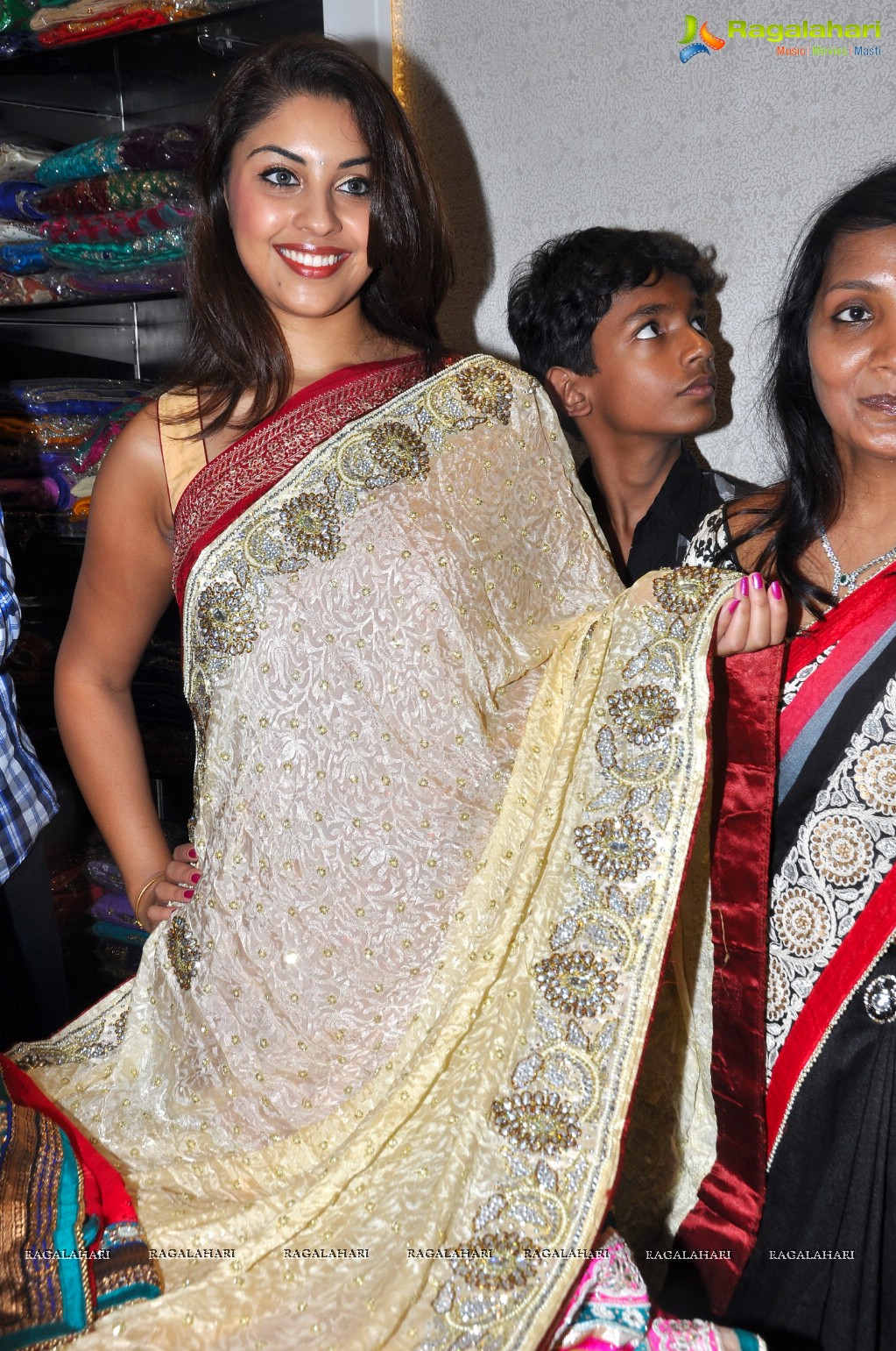 Richa Gangopadhyay inaugurates Priyanka Showroom at Kukatpally, Hyderabad