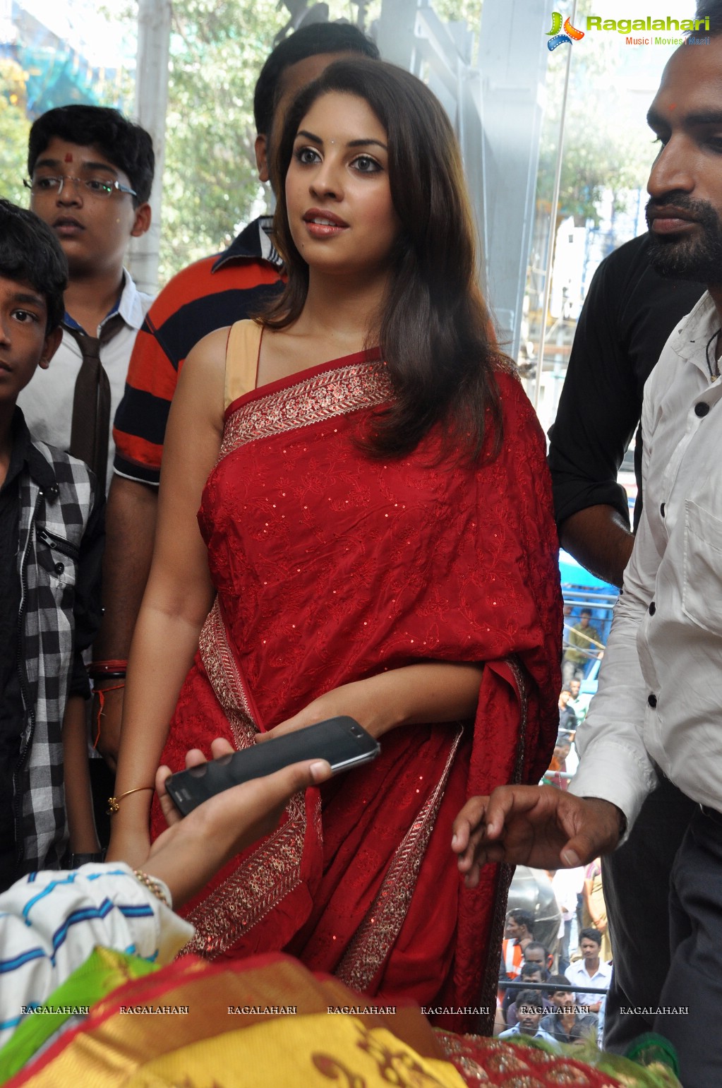 Richa Gangopadhyay inaugurates Priyanka Showroom at Kukatpally, Hyderabad