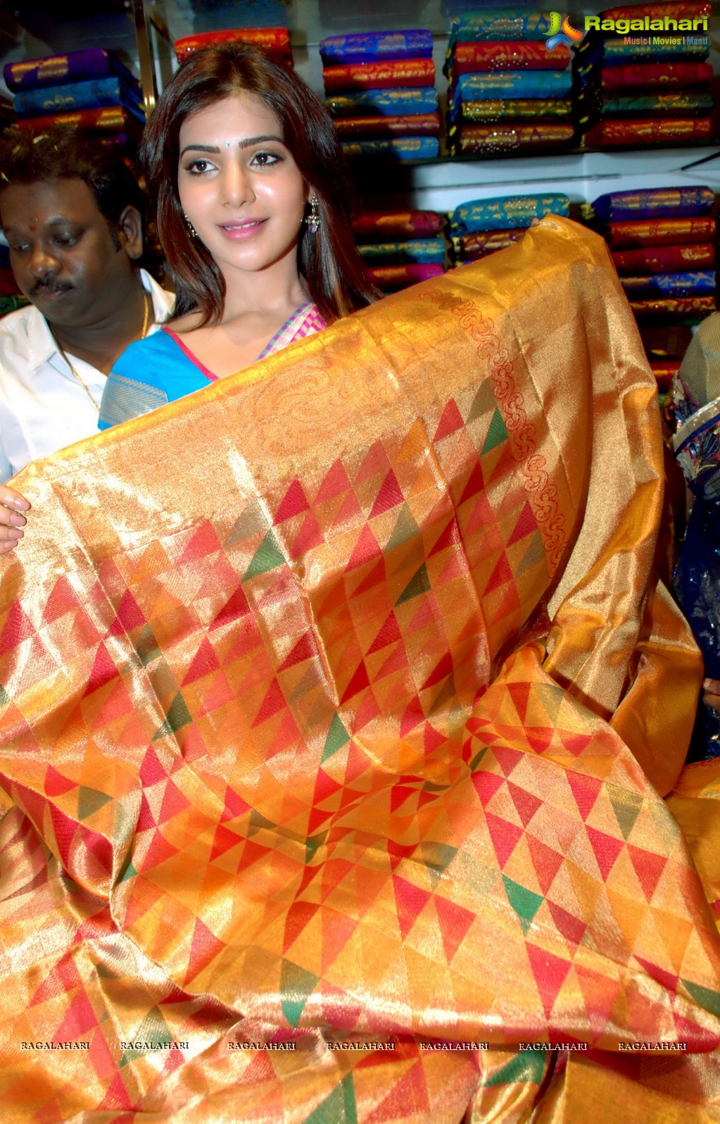 Samantha inaugurates Kalanikethan Fashion Mall at Nizamabad