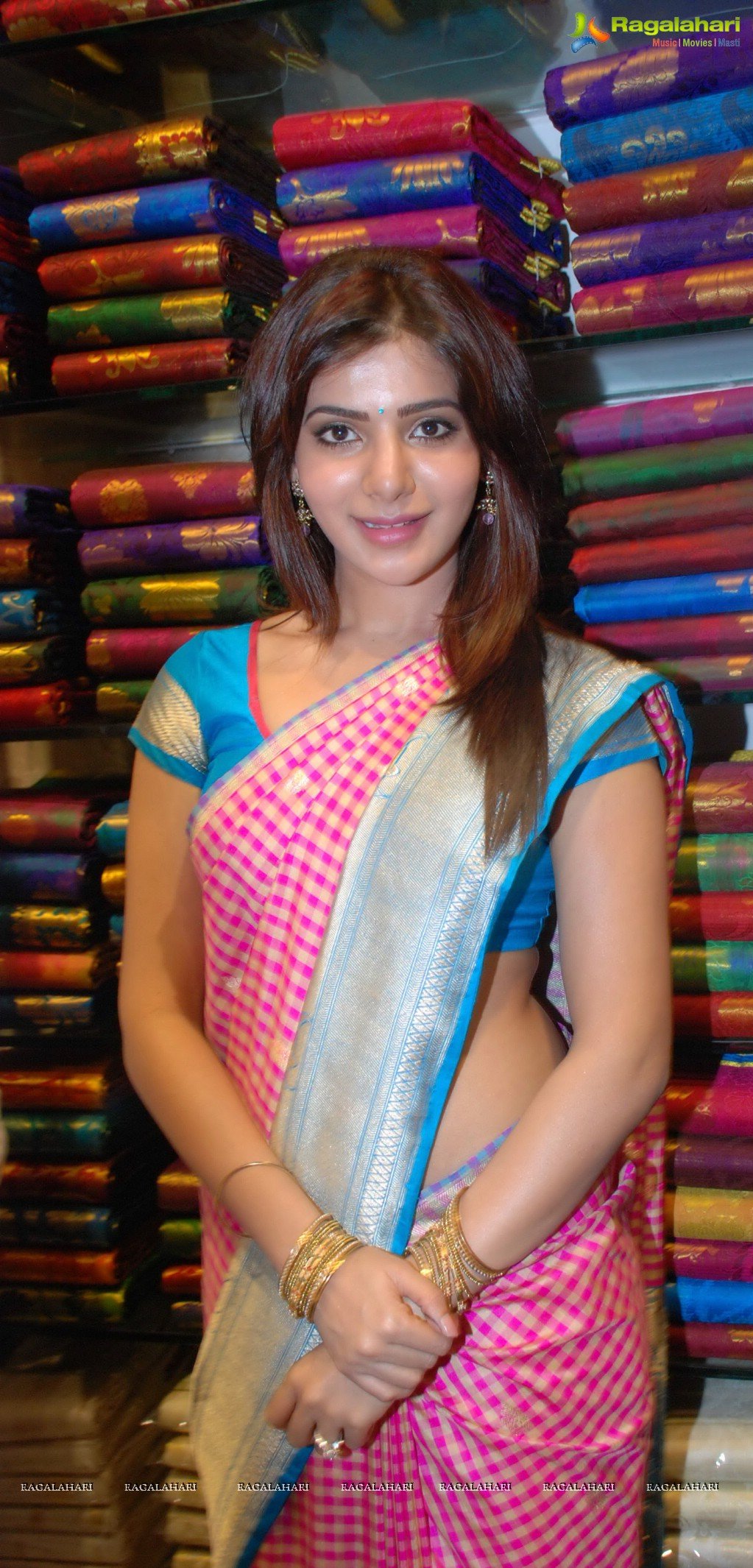 Samantha inaugurates Kalanikethan Fashion Mall at Nizamabad