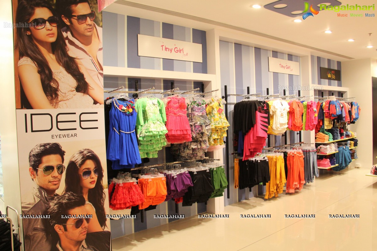 Sanjana inaugurates Shoppers Stop at Manjeera Mall, Hyderabad