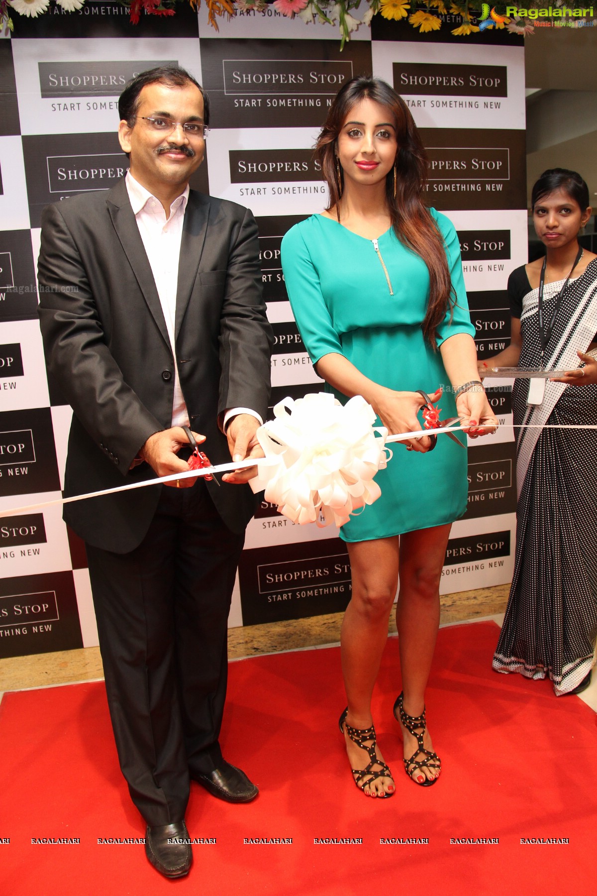 Sanjana inaugurates Shoppers Stop at Manjeera Mall, Hyderabad