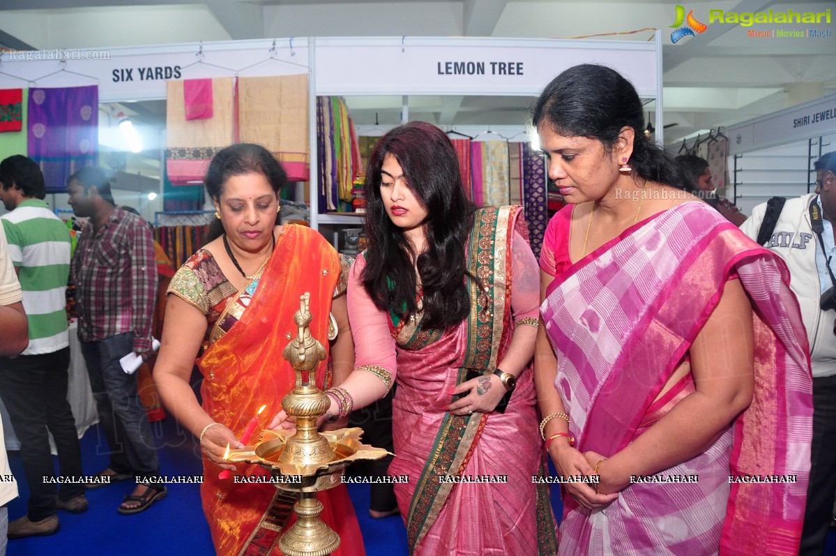 Shravani Reddy launches Styles n Weaves Expo at Kamma Sangam Hall, Hyderabad