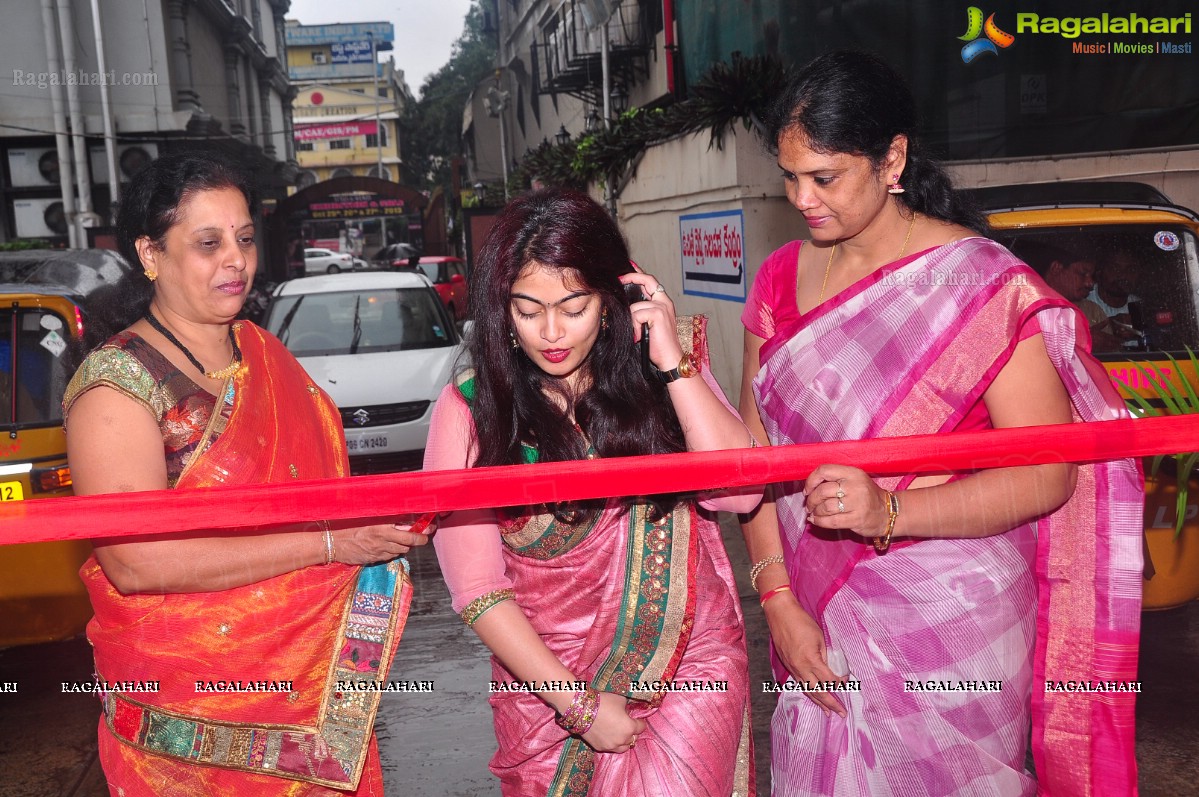 Shravani Reddy launches Styles n Weaves Expo at Kamma Sangam Hall, Hyderabad