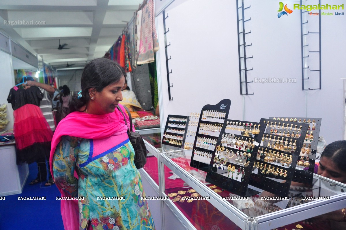 Shravani Reddy launches Styles n Weaves Expo at Kamma Sangam Hall, Hyderabad