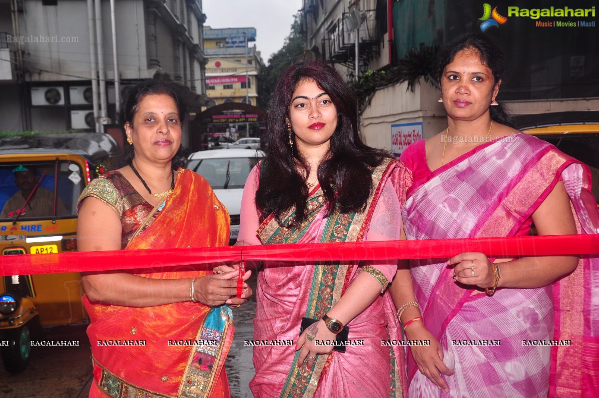 Shravani Reddy launches Styles n Weaves Expo at Kamma Sangam Hall, Hyderabad