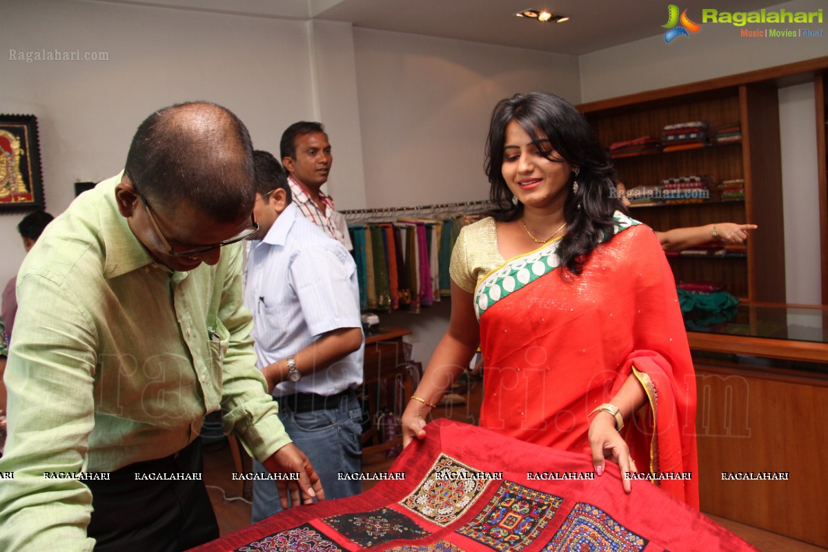 Tanusha inaugurates 'Shrujan Hand Embroidery' Exhibition, Hyderabad