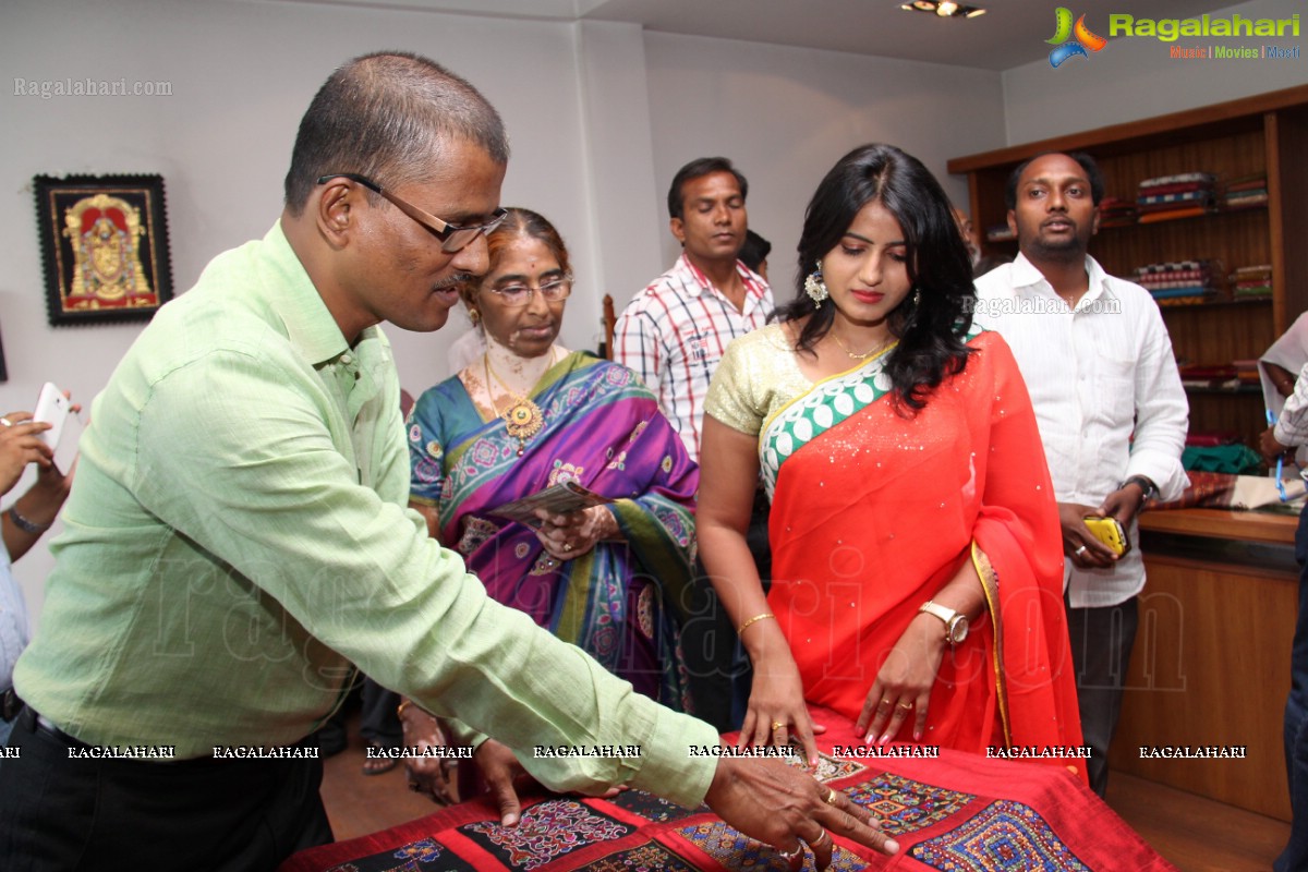 Tanusha inaugurates 'Shrujan Hand Embroidery' Exhibition, Hyderabad