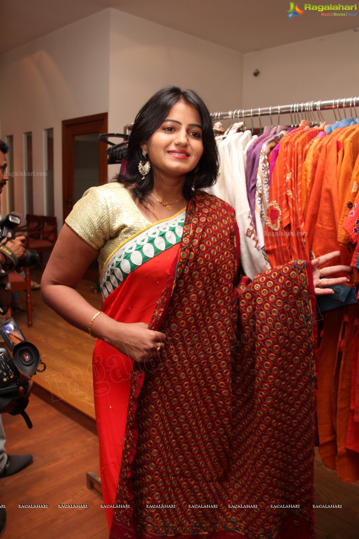 Tanusha inaugurates 'Shrujan Hand Embroidery' Exhibition, Hyderabad