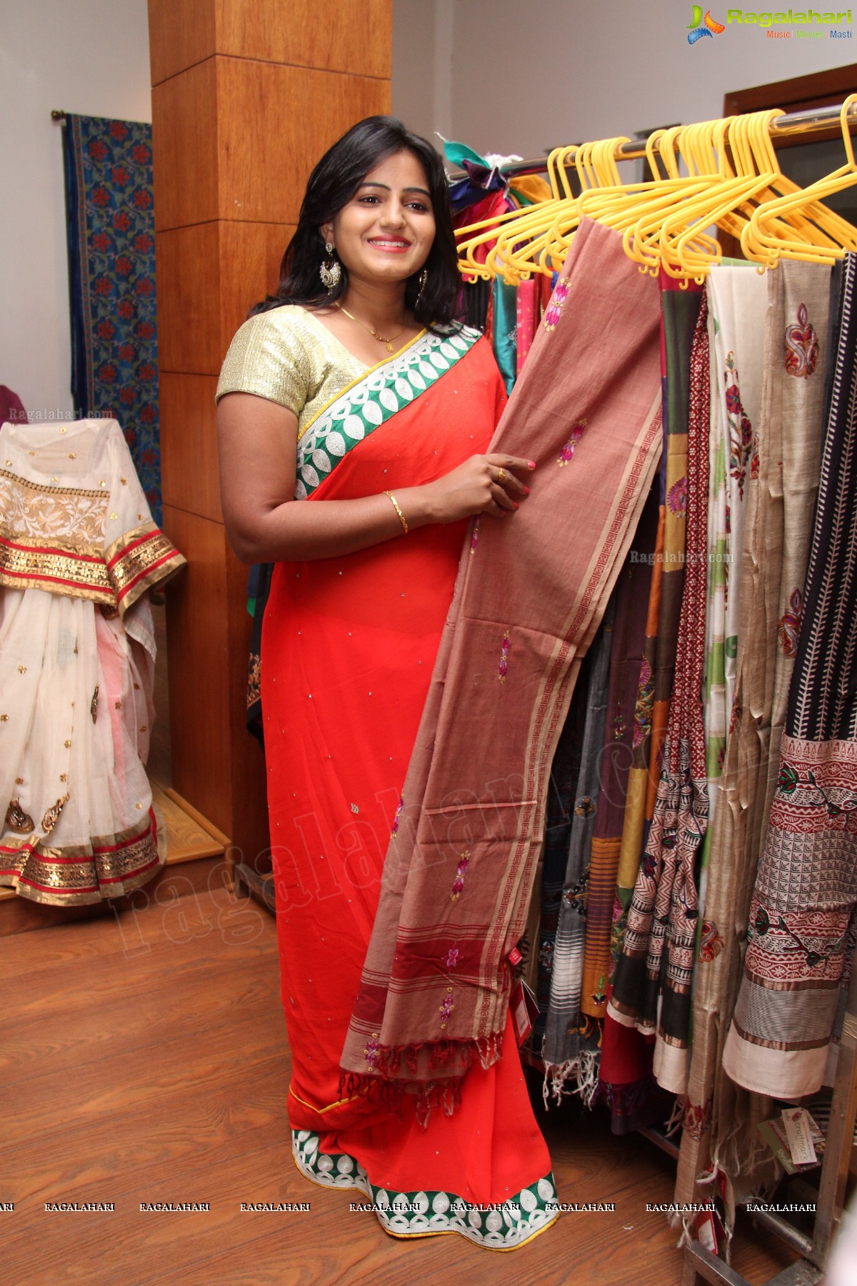 Tanusha inaugurates 'Shrujan Hand Embroidery' Exhibition, Hyderabad