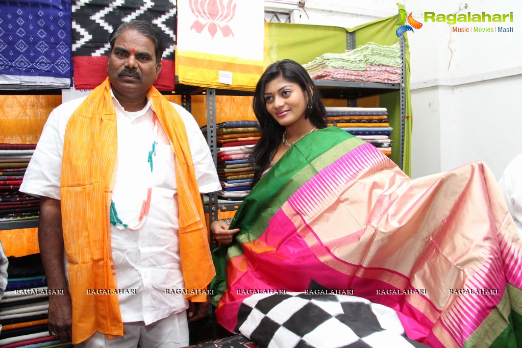 Sowmya inaugurates Pochampally IKAT Art Mela at YWCA, Secunderabad