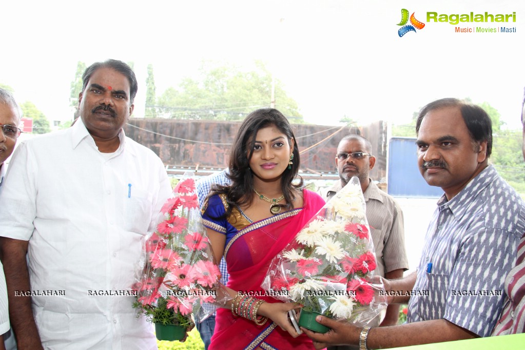 Sowmya inaugurates Pochampally IKAT Art Mela at YWCA, Secunderabad