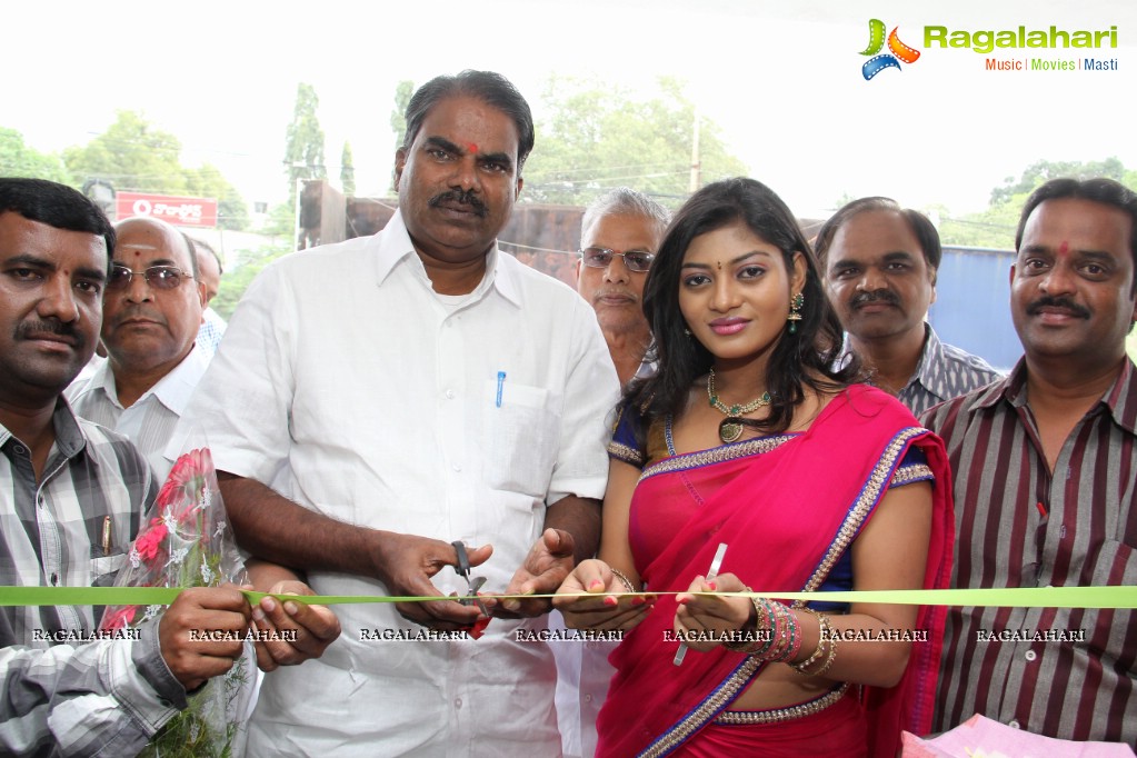 Sowmya inaugurates Pochampally IKAT Art Mela at YWCA, Secunderabad