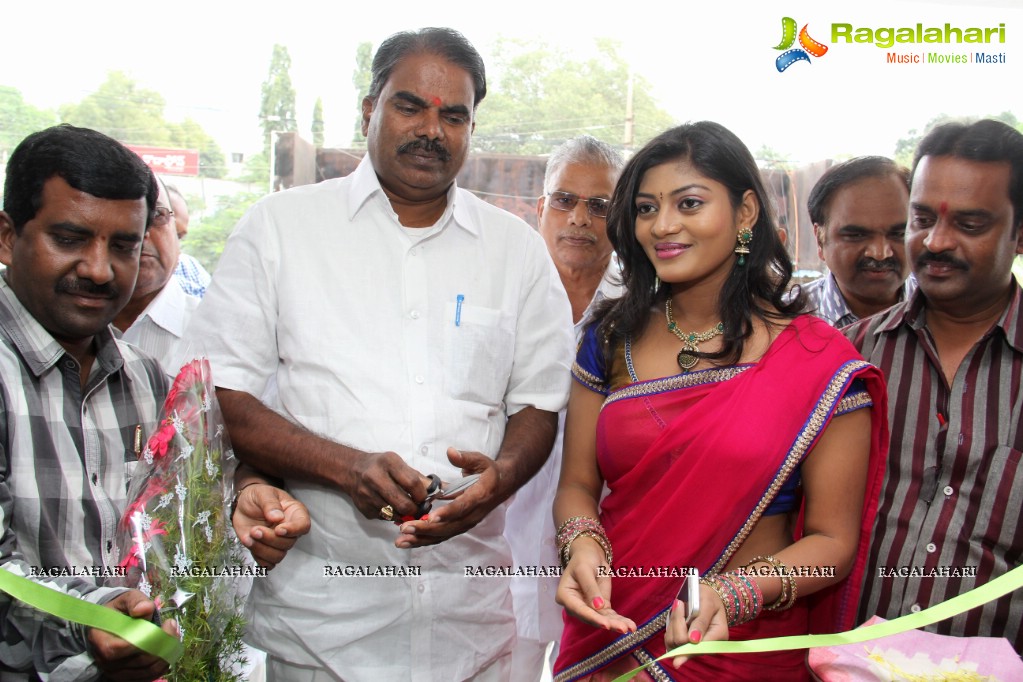 Sowmya inaugurates Pochampally IKAT Art Mela at YWCA, Secunderabad