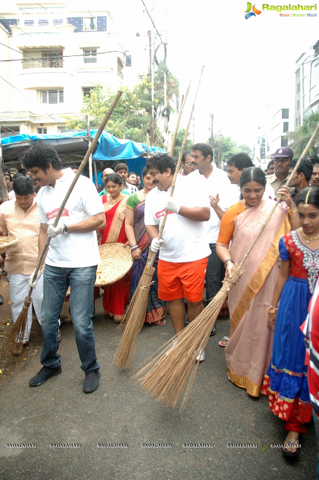 Nagarjuna Family Joins Swachh Bharat Campaign