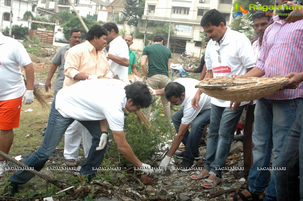 Nagarjuna Family Joins Swachh Bharat Campaign