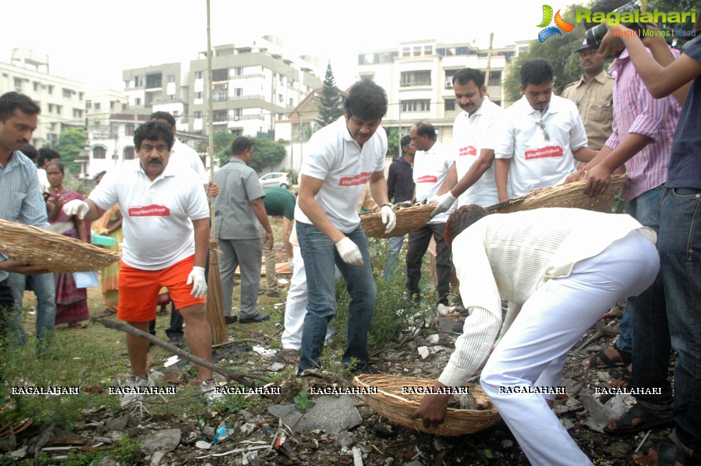 Nagarjuna Family Joins Swachh Bharat Campaign