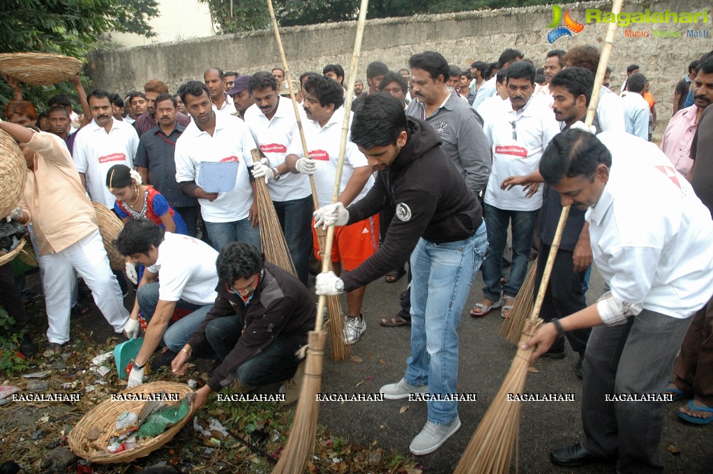 Nagarjuna Family Joins Swachh Bharat Campaign