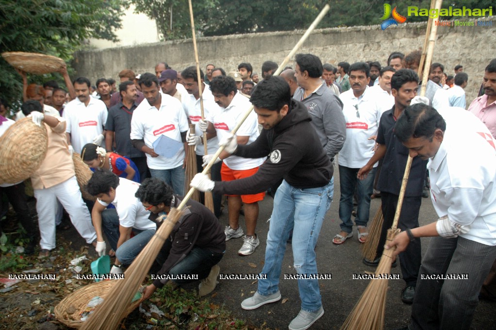 Nagarjuna Family Joins Swachh Bharat Campaign