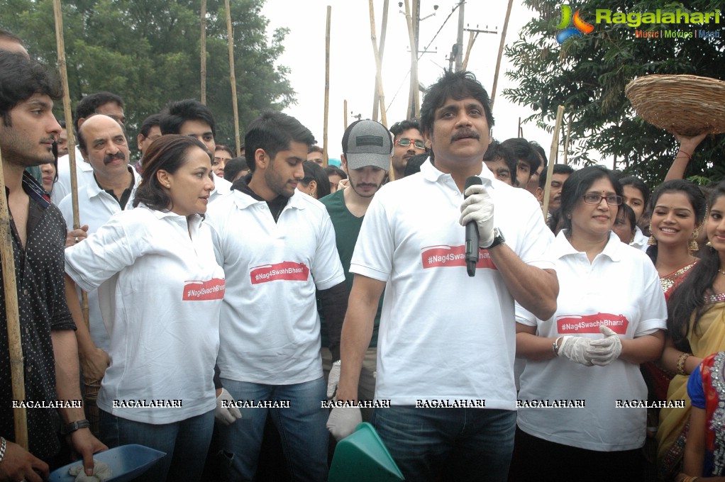 Nagarjuna Family Joins Swachh Bharat Campaign