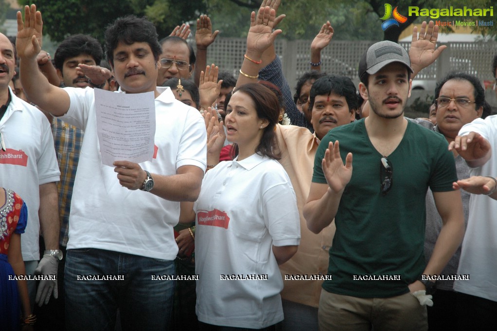 Nagarjuna Family Joins Swachh Bharat Campaign